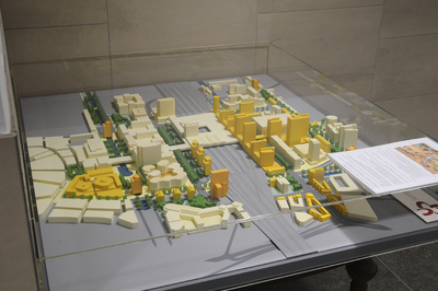 903180 Afbeelding van de maquette van het stationsgebied van Utrecht (UCP, Utrecht City Project) uit 1993 in de hal van ...